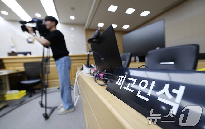 이화영 전 경기도 평화부지사의 이른바 '연어 술파티' 위증 등 혐의 사건 국민참여재판을 사흘 앞둔 5일 국민참여재판이 열릴 경기 수원시 영통구 수원지방법원 204호 대법정이 언론에 공개되고 있다. 이 전 부지사 국민참여재판은 오는 8일부터 19일까지 주말을 제외한 10일간, 역대 최장기 국민참여재판에 들어갈 예정이다. 2026.6.5 ⓒ 뉴스1 김영운 기자