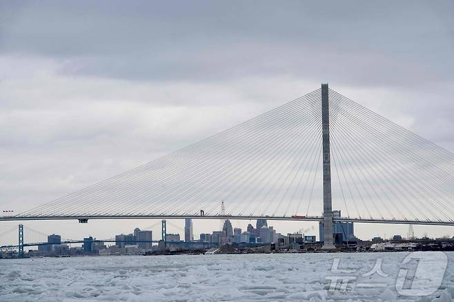 미국 디트로이트와 캐나다 온타리오주 윈저를 연결하는 ‘고디 하우 국제교량(Gordie Howe International Bridge)’의 캐나다 측 모습. 2026.2.11. ⓒ AFP=뉴스1