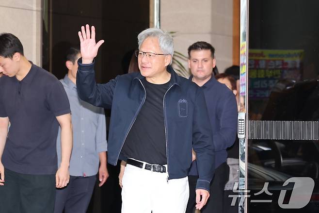 젠슨 황 엔비디아 최고경영자(CEO)가 5일 오후 서울 강서구 서울김포비즈니스항공센터(SGBAC)를 통해 입국하고 있다. 젠슨 황은 이날 국내 주요 기업 총수들과 회동할 예정이다. 2026.6.5 ⓒ 뉴스1 박지혜 기자