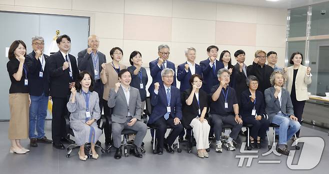광주전남대전환기획위원회가 8일 전남 나주 빛가람복합문화체육센터에서 민형배 광주특별시장 당선인, 정은승 위원장, 인수위원 등이 첫 상견례를 갖고 기념촬영을 하고 있다. 2026.6.7 ⓒ 뉴스1 김태성 기자