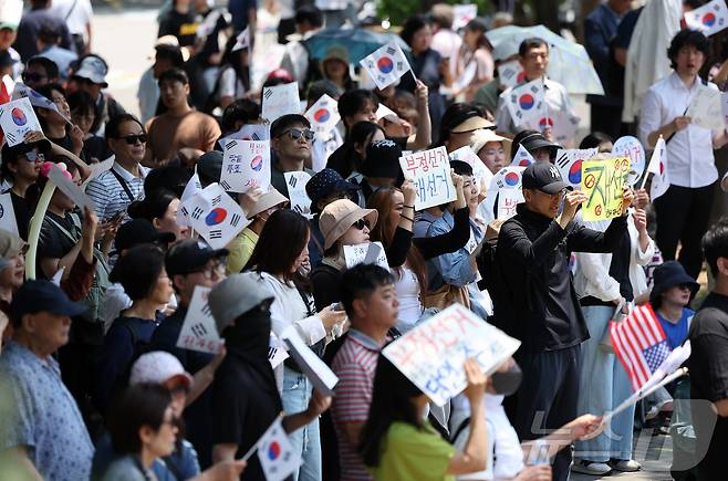 제9회 전국동시지방선거 투표용지 부족 사태에 반발한 시민들이 9일 서울 송파구 올림픽공원 핸드볼경기장에 설치된 개표소 앞에서 재선거를 촉구하며 구호를 외치고 있다. 2026.6.9 ⓒ 뉴스1 김성진 기자