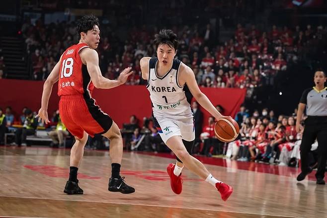 남자농구 대표팀 이현중(오른쪽)이 1일 일본 오키나와 아레나에서 열린 2027 국제농구연맹(FIBA) 월드컵 아시아 예선 Window2 일본과 경기에서 돌파하고 있다. 사진 | FIBA