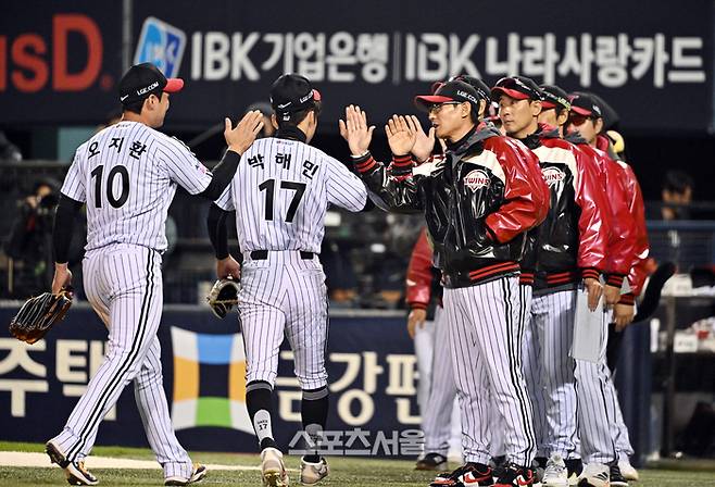 LG 염경엽 감독(가운데)이 21일 잠실구장에서 열린 2026 KBO리그 한화와 경기에서 한화에 6-5로 승리한 뒤 박해민-오지환과 하이파이브를 나누고 있다. 잠실 | 박진업 기자 upandup@sportsseoul.com