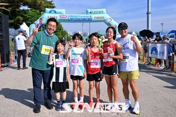 이봉주 마라톤대회 참가한 전진선 군수(왼쪽)과 이봉주 선수(오른쪽). /사진=양평군