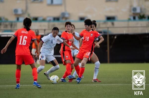 9일 한국이 괌 축구협회 트레이닝센터에서 열린 2026 동아시아축구연맹(EAFF) E-1 챔피언십 예선 결승에서 대만을 연장 접전 끝에 5-3으로 제압했다.( 9일 지소연이 차이니스 타이베이와의 2026 EAFF E-1 챔피언십 예선 결승전에서 상대 선수와 경합을 벌이고 있다). /사진=KFA