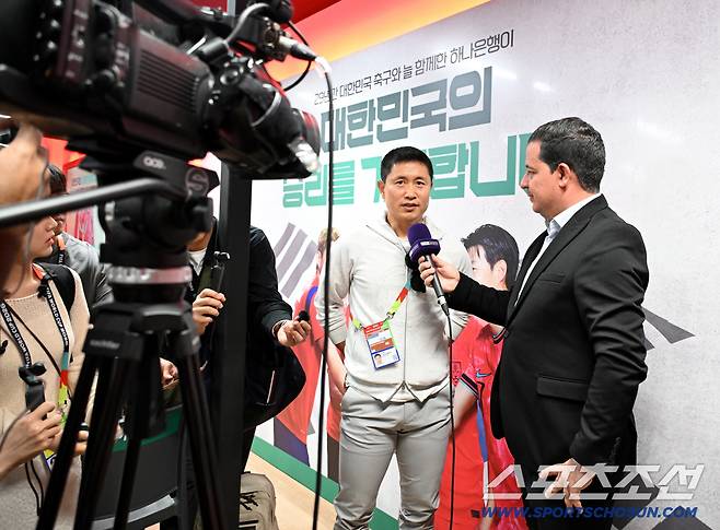 9일(한국시각) 멕시코 과달라하라 인근 사포판 월드컵대표팀 베이스캠프 훈련장 치바스 베르데 바예에서 진행된 대한민국 월드컵 대표팀의 공식 훈련. 훈련장을 찾은 이영표 해설위원이 현지 방송사와 인터뷰를 하고 있다. 사포판(멕시코)=허상욱 기자wook@sportschosun.com/2026.06.09/
