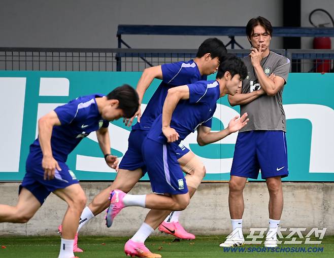 9일(한국시각) 멕시코 과달라하라 인근 사포판 월드컵대표팀 베이스캠프 훈련장 치바스 베르데 바예에서 진행된 대한민국 월드컵 대표팀의 공식 훈련. 홍명보 감독이 질주하는 선수들 사이로 생각에 잠겨 있다. 사포판(멕시코)=허상욱 기자wook@sportschosun.com/2026.06.09/