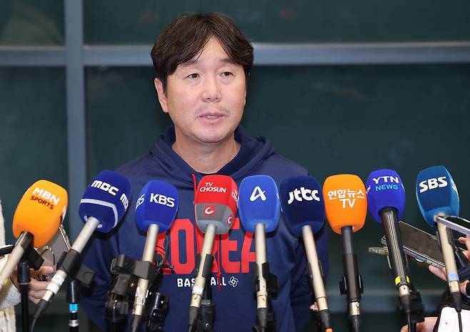 WBC 8강 경기를 마친 한국 야구대표팀 류지현 감독이 16일 인천국제공항 제1터미널을 통해 귀국한 뒤 인터뷰하고 있다. 연합뉴스