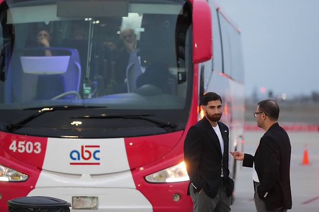 Iran's Alireza Jahanbakhsh, second from right, talks with a team official as he arrives with his teammates for the World Cup soccer tournament in Tijuana, Mexico, Sunday, June 7, 2026. (AP Photo/Gregory Bull)

<저작권자(c) 연합뉴스, 무단 전재-재배포, AI 학습 및 활용 금지>