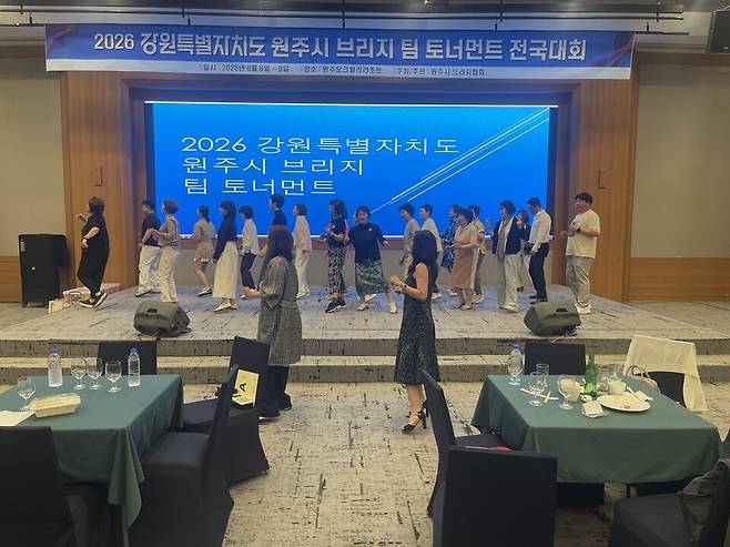 대회 1일 차 일정이 끝난 뒤 참가자들이 라인댄스 체험을 함께했다. 한국브리지협회 제공