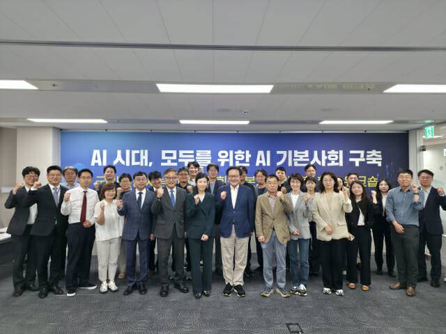 국가AI전략위원회는 기본사회위와 9일 오후 2시 서울 국가AI전략위 회의실에서 'AI 시대, 포용적 기본사회 구축'을 위한 합동 워크숍을 개최했다. (사진=국가AI전략위)