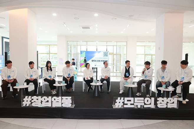 주소벤처기업부 관계자들이 경상남도 진주시 경상국립대학교에서 열린 모두의 창업 프로젝트 확산을 위한 간담회에서 청년들의 의견을 듣고 있다./중소벤처기업부 제공