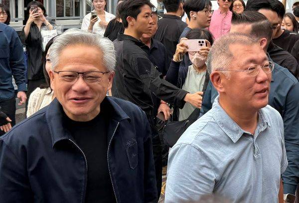 황 CEO(왼쪽)와 정의선 회장.ⓒ뉴시스
