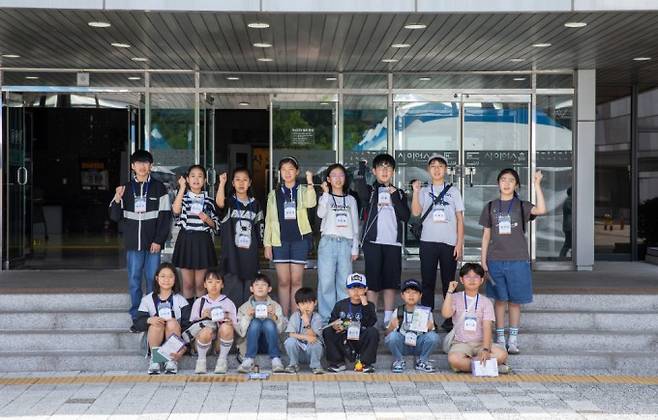 선포식이 진행된 국립중앙과학관 앞 어린이 우주 기자단. 스튜디오51 제공