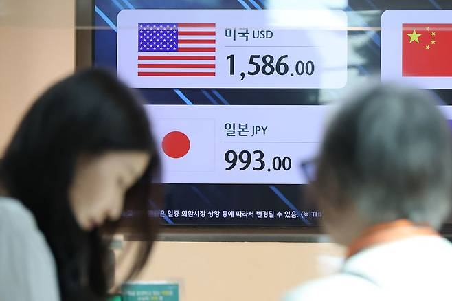 미국 금리인상 전망과 미·이란 종전 불확실성 속에 고환율이 지속되는 가운데 9일 인천국제공항 내 은행 환전소에 실시간 원/달러 환율이 표시되고 있다. 연합뉴스.