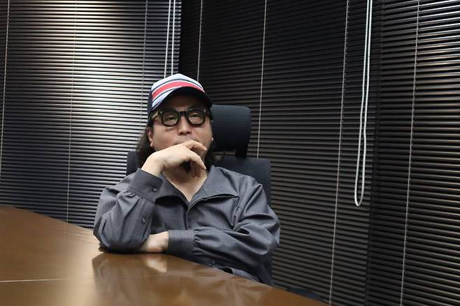 질문에 대해 고민중인 야마다 리이치로 PD