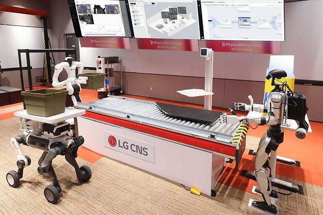 LG CNS ‘피지컬웍스 포지’로 학습을 마친 4종 로봇이 ‘피지컬웍스 바통’을 기반으로 물류 현장에서 자율협업하며 작업을 수행하고 있다.