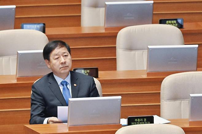 구윤철 부총리 겸 재정경제부 장관이 3월 12일 국회에서 열린 본회의에서 '대미투자 특별법' 통과를 기다리고 있다. 민경석 기자