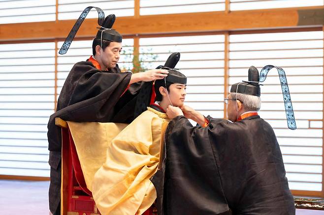 히사히토(가운데) 일본 왕자가 지난해 9월 6일 도쿄 고쿄에서 열린 성년식에 참석하기 위해 준비하고 있다. 도쿄=AFP 연합뉴스