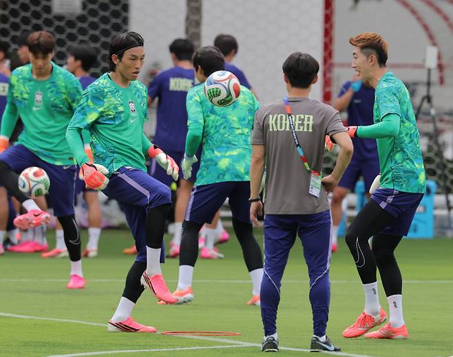 2026 북중미 월드컵에 출전하는 축구 국가대표팀 골키퍼 김승규, 조현우가 6일(현지시간) 베이스캠프 훈련장인 멕시코 과달라하라 치바스 바예 베르데에서 훈련을 하고 있다. 사진=연합뉴스6 북중미 월드컵에 출전하는 축구 국가대표팀 골키퍼 김승규, 조현우가 6일(현지시간) 베이스캠프 훈련장인 멕시코 과달라하라 치바스 바예 베르데에서 훈련을 하고 있다. 사진=연합뉴스