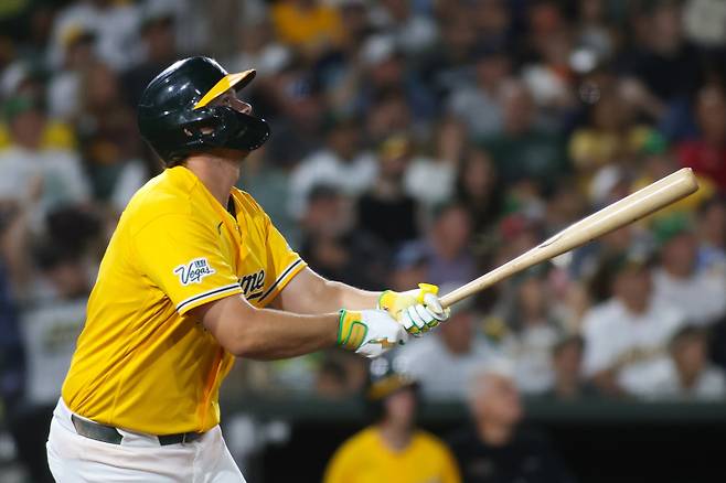 <yonhap photo-4790=""> Athletics' Nick Kurtz watches his two-run home run during the seventh inning of a baseball game against the New York Yankees Saturday, May 30, 2026, in West Sacramento, Calif. (AP Photo/Scott Marshall)/2026-05-31 13:42:39/ <저작권자 ⓒ 1980~2026 ㈜연합뉴스. 무단 전재 재배포 금지, AI 학습 및 활용 금지></yonhap>