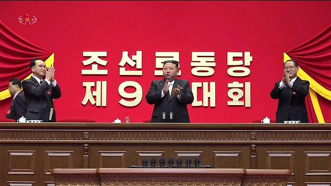 올해 초 개최된 북한의 노동당 제9차 대회 개회식 모습으로 김정은 위원장을 중심으로 왼쪽에 박태성, 오른쪽에는 조용원이 자리하고 있다.