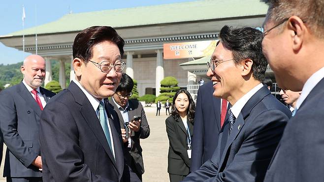 인사하는 이재명 대통령과 김민석 국무총리