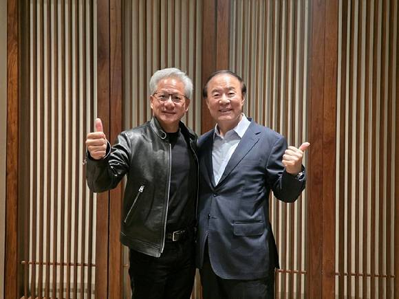 전영현 삼성전자 대표이사 겸 디바이스솔루션(DS) 부문장(부회장)이 8일 오후 서울 중구 신라호텔에서 열린 젠슨 황 엔비디아 최고경영자의 '코리아 AI 에코시스템 리셉션'에서 만났다. [사진=삼성전자]