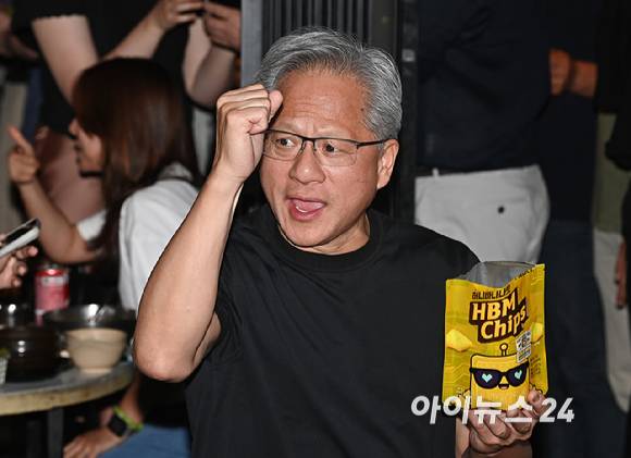 젠슨 황 엔비디아 최고경영자(CEO)가 5일 서울 마포구 서교동의 한 고깃집에서 최태원 SK회장, 구광모 LG회장, 이해진 네이버 의장과 삼겹살 회동에서 시민들에게 HBM 칩을 나눠주고 있다.[사진=곽영래 기자]