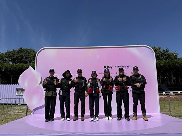 무주산골영화제에서 응급의료지원 활동을 편 전주비전대 응급구조학과 교수와 학생들  [사진=전주비전대학교 ]