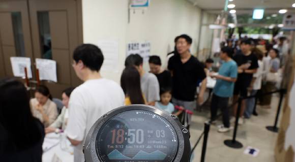 6·3 지방선거 본투표일인 3일 서울 송파구 잠실2동 6투표소에서 투표용지 부족으로 유권자들이 마감시간 후 투표를 진행하고 있다. 2026.6.3 [사진=연합뉴스]