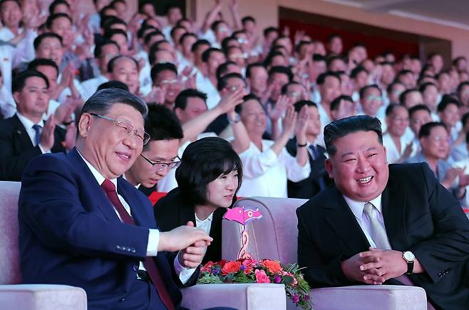 김정은 북한 국무위원장과 시진핑 중국 국가주석이 8일 밤 평양체육관에서 열린 시진핑 주석 방북 환영 공연을 관람하는 모습. 노동신문, 뉴스1