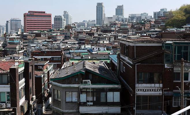 서울시가 공공 재개발 사업지 가운데 이주비 대출이 나오지 않는 세대에 이주비 융자를 제공한다. 사진은 서울 마포구 아현1구역. [연합뉴스]