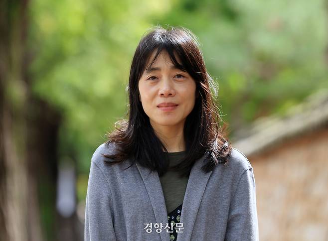 2025년 10월 14일 장편소설 <간단후쿠>를 출간한 김숨 작가가 14일 서울 정동길을 걷고 있다. 서성일 선임기자