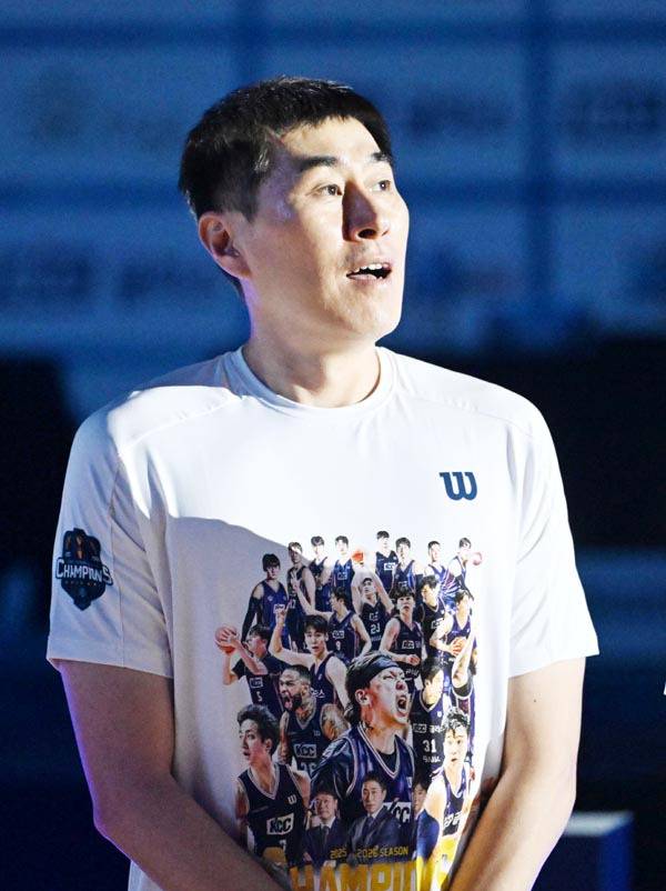 부산 KCC 이지스 플레이오프 우승을 기념해 지난 7일 부산 사직실내체육관에서 열린 팬 페스타 행사에서 이상민 감독이 소개를 받고 있다.   김성효 선임기자