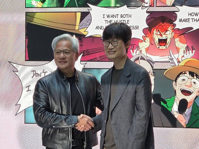 젠슨 황 엔비디아 최고경영자(CEO)와 이해진 네이버 의장이 8일 경기 성남 네이버 1784 사옥에서 만나 악수를 하고 있다. 정우진 기자