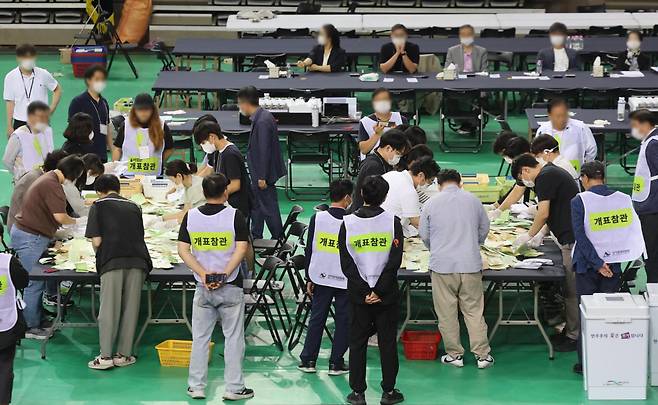 지난 5일 서울 송파구 잠실7동 제2투표소에서 이송된 투표함이 개표소인 올림픽공원 핸드볼경기장에 도착해 참관인이 지켜보는 가운데 개표가 시작되고 있다. 연합뉴스