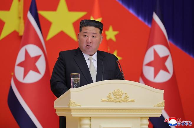김정은 북한 국무위원장이 지난 8일 평양 목란관에서 열린 시진핑 중국 국가주석 환영 연회에서 연설하는 모습. 조선중앙통신연합뉴스