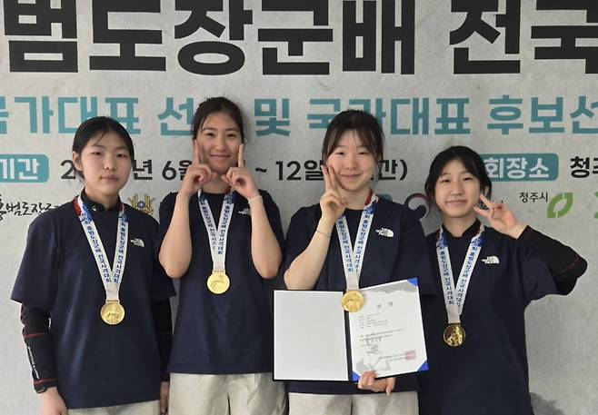 9일 열린 제6회 홍범도장군배 전국사격대회 여고부 3자세서 우승한 주엽고 선수들이 기념촬영을 하고 있다. 주엽고 제공