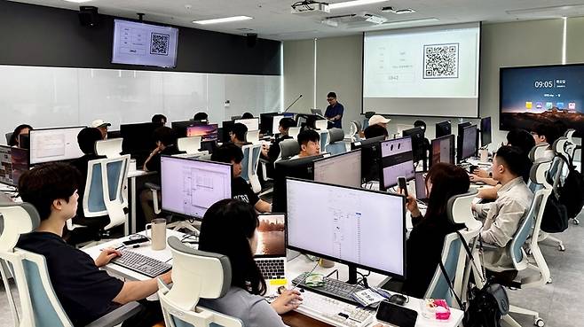 베스핀글로벌의 AI 서비스 운영 과정 교육생들이 교육을 듣고 있다. <베스핀글로벌>
