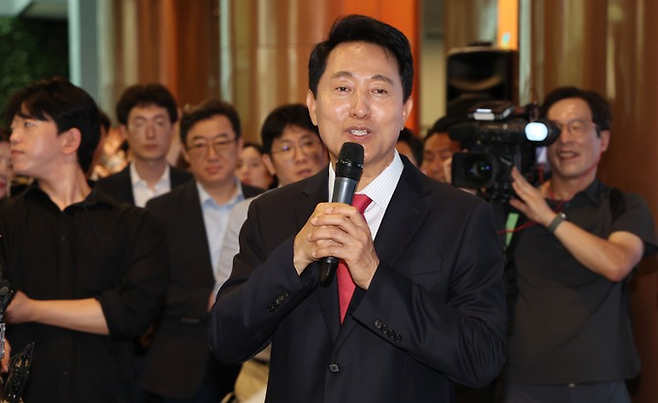 오세훈 서울시장이 지난 4일 서울시청으로 출근하며 직원들에게 감사 인사를 하고 있다. [연합뉴스]