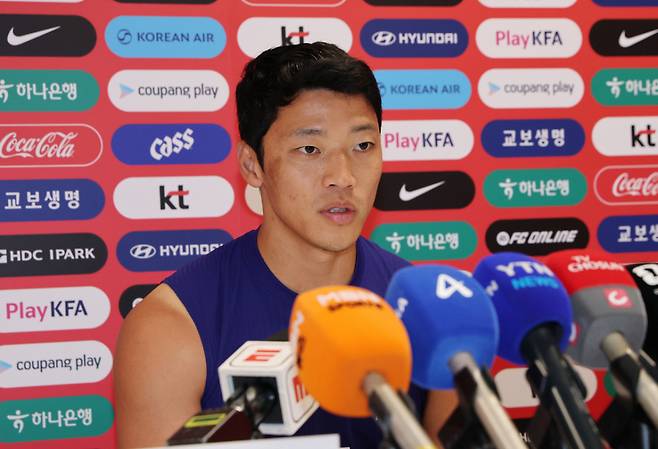 2026 국제축구연맹(FIFA) 북중미 월드컵 개막을 앞둔 대한민국 축구 대표팀 공격수 황희찬(울버햄튼)이 "아픈 곳은 전혀 없고 컨디션도 좋다"며 팀을 위해 헌신하겠다는 각오를 밝혔다. 사진은 황희찬이 8일(현지 시간) 멕시코 과달라하라 인근 사포판에 위치한 치바스 바예 베르데에서 인터뷰를 하는 모습. /사진=뉴스1