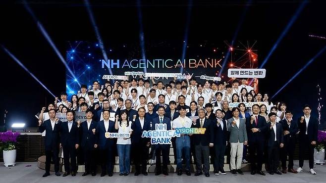 9일 서울 중구 농협은행 본사에서 열린 '에이전틱 AI 뱅크' 비전 선포식에 강태영 은행장(맨 앞줄 가운데)과 임직원들, 오픈이노베이션 협업 스타트업 18곳 대표 등이  참석해 기념촬영을 하고 있다. (사진=농협은행 제공)