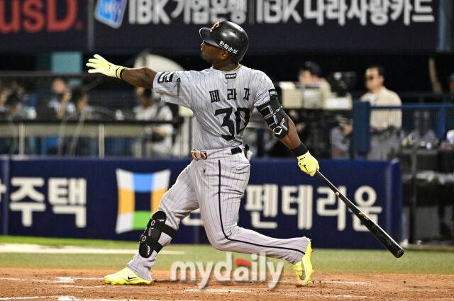 2026년 6월 2일 오후 서울 잠실구장에서 열린 '2026 신한 SOL KBO리그' 한화 이글스와 두산 베어스의 경기. 한화 페라자가 8회초 2사 2루서 1타점 2루타를 치고 있다./마이데일리