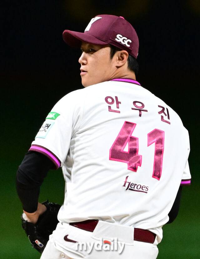 2026년 5월 26일 오후 서울 고척스카이돔에서 열린 '2026 신한 SOL KBO리그' KIA 타이거즈와 키움 히어로즈의 경기. 키움 선발투수 안우진이 역투하고 있다./마이데일리