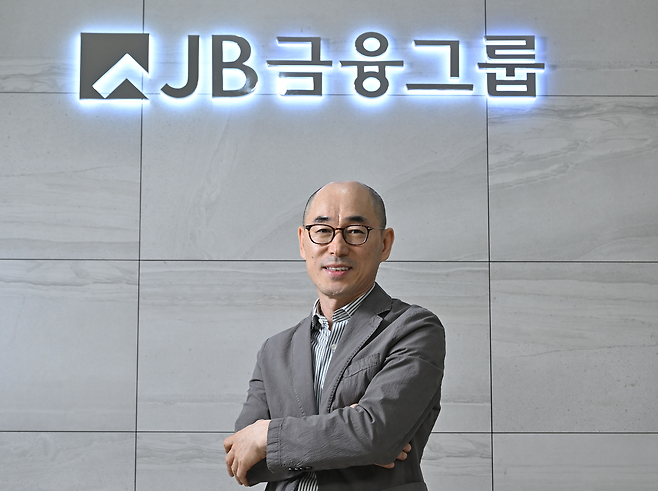 박종춘 JB금융지주 AX·미래성장본부장 부사장이 5일 오후 서울 여의도 JB빌딩에서 인터뷰 전 포즈를 취하고 있다. 임세준 기자