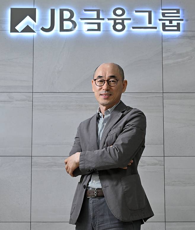 박종춘 JB금융지주 AX·미래성장본부장 부사장이 5일 오후 서울 여의도 JB빌딩에서 인터뷰 전 포즈를 취하고 있다. 임세준 기자