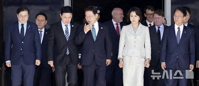 [성남=뉴시스] 최동준 기자 = G7 정상회의 참석 계기 유럽을 방문하는 이재명 대통령과 김혜경 여사가 9일 경기 성남공항에서 공군 1호기로 향하고 있다. 2026.06.09. photocdj@newsis.com