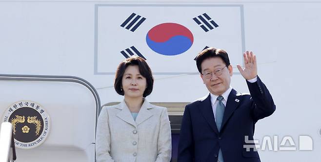 [성남=뉴시스] 최동준 기자 = G7 정상회의 참석 계기 유럽을 방문하는 이재명 대통령과 김혜경 여사가 9일 경기 성남공항에서 공군 1호기에 오르고 있다. 2026.06.09. photocdj@newsis.com