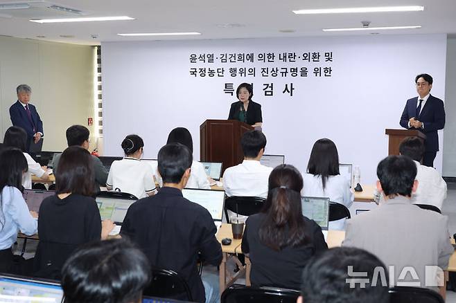 [과천=뉴시스] 고승민 기자 = 김지미 특검보가 8일 경기 과천 권창영 2차 종합특검팀 사무실 브리핑룸에서 정례 브리핑을 하고 있다. 2026.06.08. kkssmm99@newsis.com